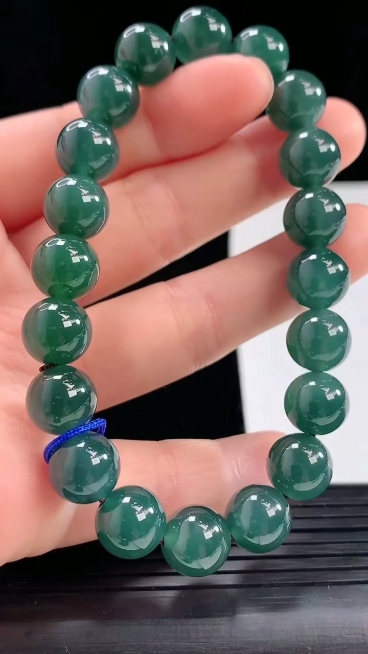 天然A货翡翠蓝水圆珠手串尺寸9.7-20颗重量:33.36g5月1日
工厂直销收藏佳品,种好水足，色泽均匀，有种有色，上手高大气！