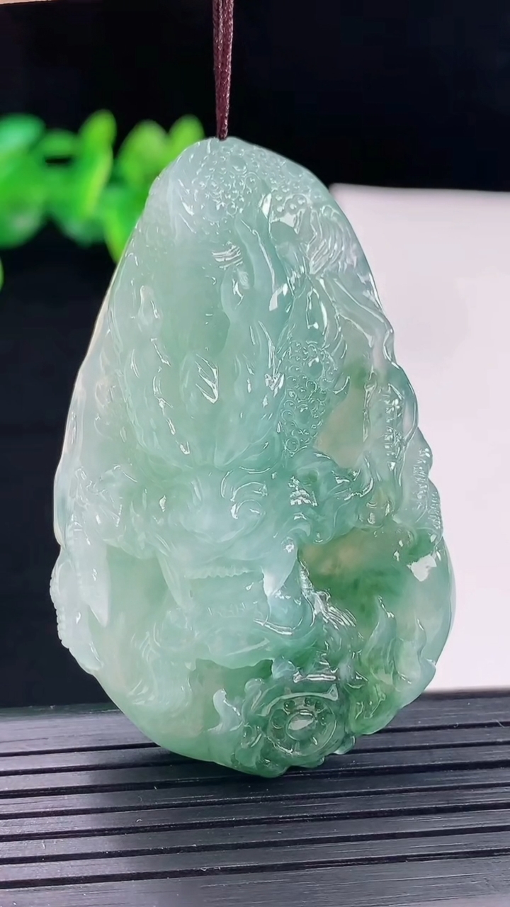 天然A货翡翠飘花龙牌吊坠尺寸58.3-37.6-11.8重量:37.74g
5月1日