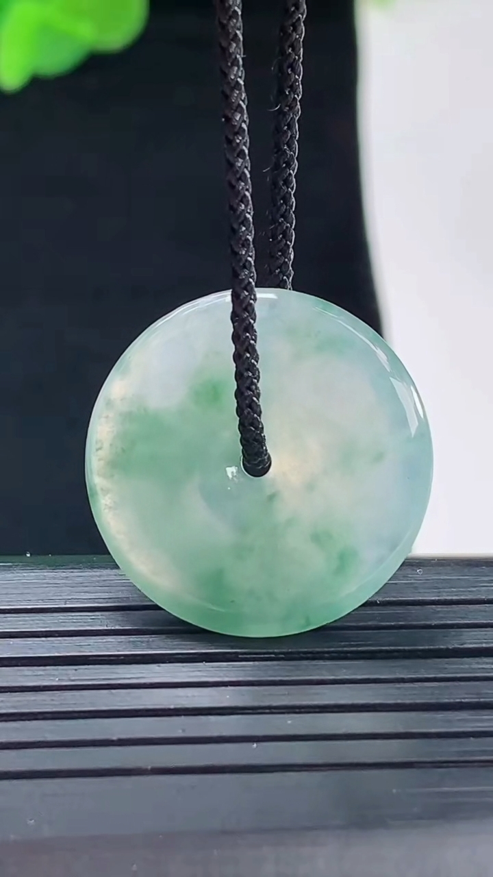 天然A货翡翠飘花平安扣吊坠尺寸22.9-3.4重量:4.12g
5月1日