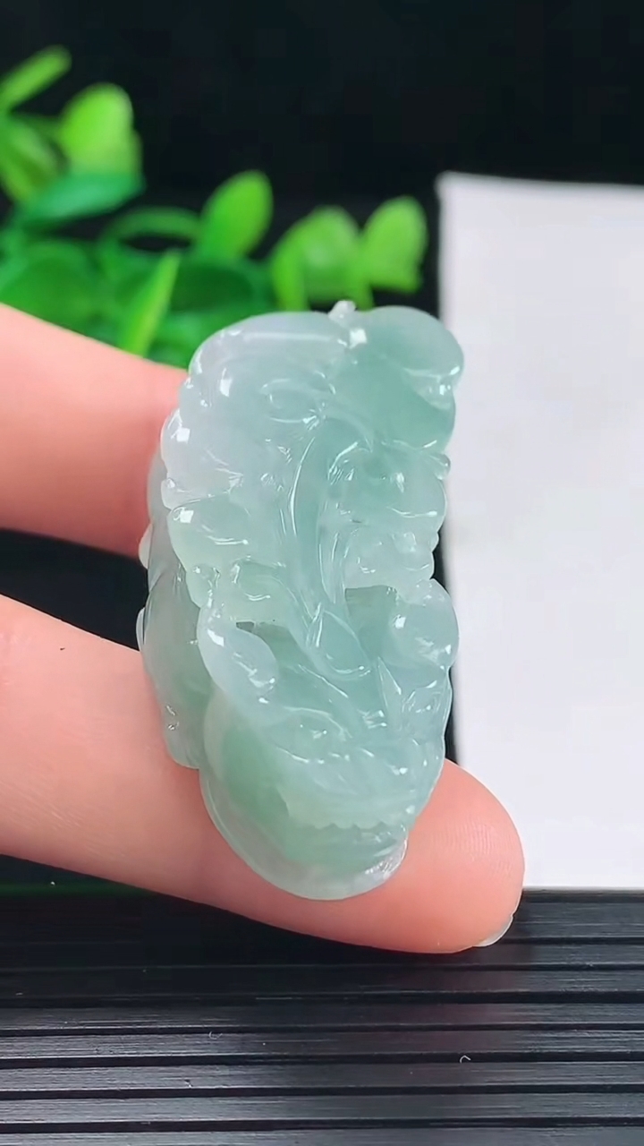 天然A货翡翠貔貅吊坠尺寸40.6-18-12.1重量:21.76g
5月1日