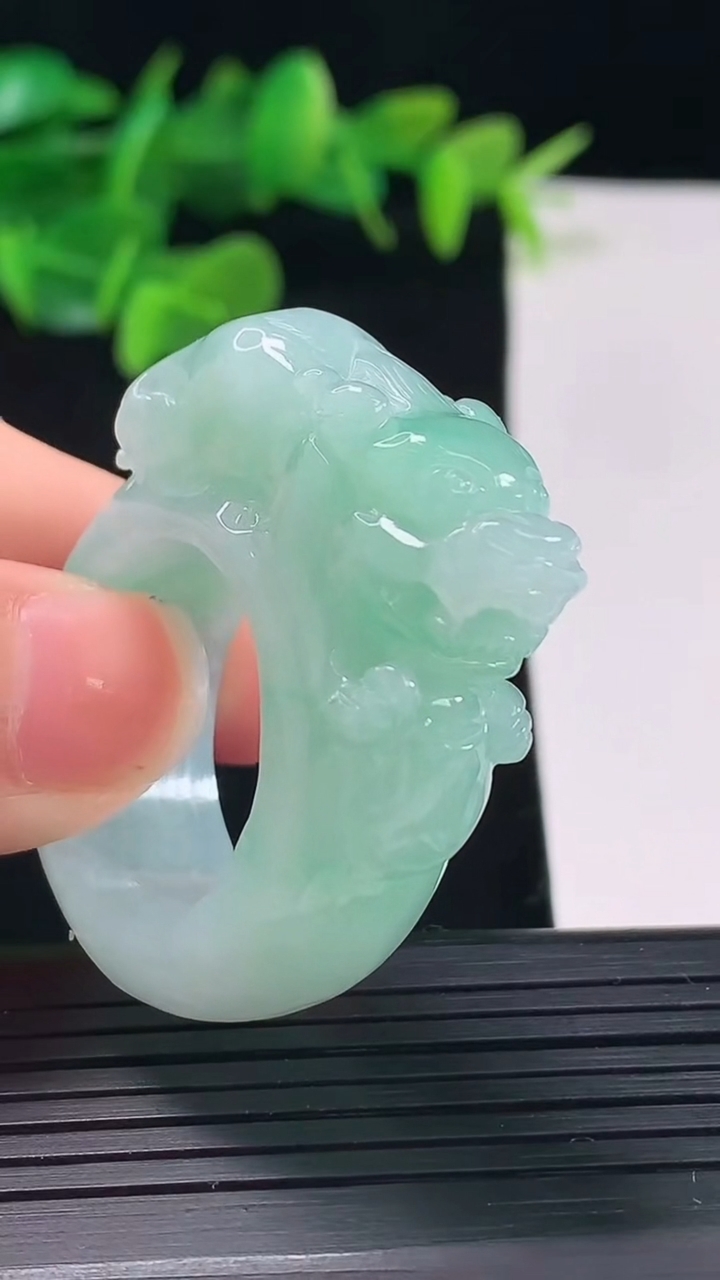 天然A货翡翠貔貅指环 扳指 戒指，尺寸22.6-13.5-12.4重量:28.01g2026年5月1日
工厂直销收藏佳品,种好水足，色泽均匀，有种有色，上手高大气！