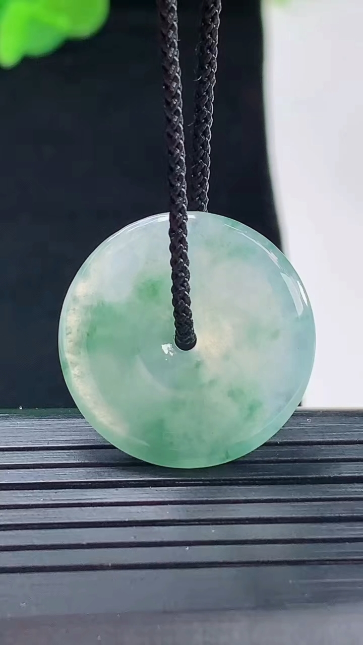 天然A货翡翠飘花平安扣吊坠尺寸22.9-3.4重量:4.12g
5月1日