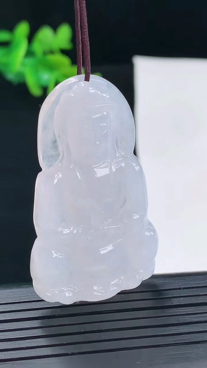 天然A货翡翠观音菩萨吊坠尺寸47-27.3-5.7重量:13.75g
5月1日