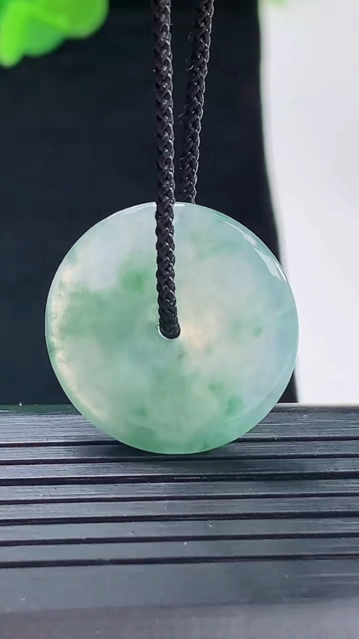 天然A货翡翠飘花平安扣吊坠尺寸22.9-3.4重量:4.12g
5月1日