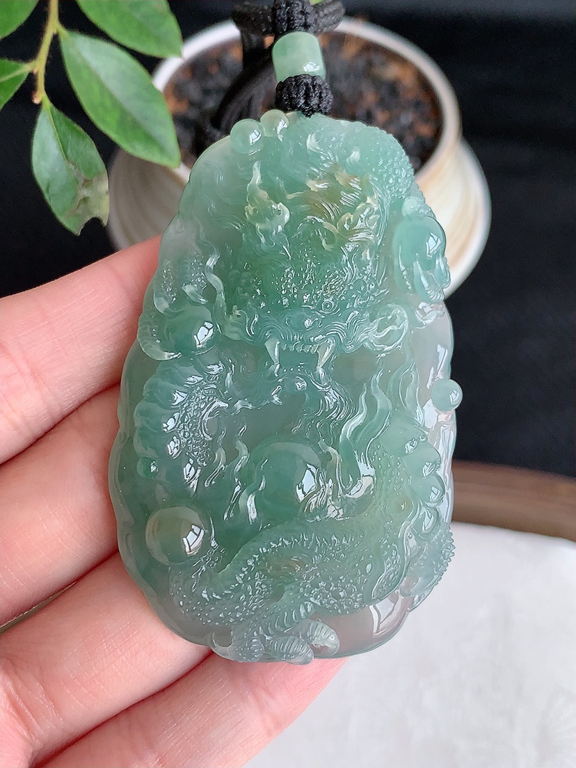 天然A货翡翠晴水飘黄翡龙牌吊坠 
尺寸63.5-39.3-10mm 重量54.89g 0501