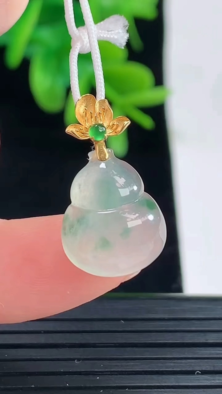 天然A货翡翠18K金飘花葫芦吊坠尺寸21.2-11.9-4.5重量:1.46g
5月1日