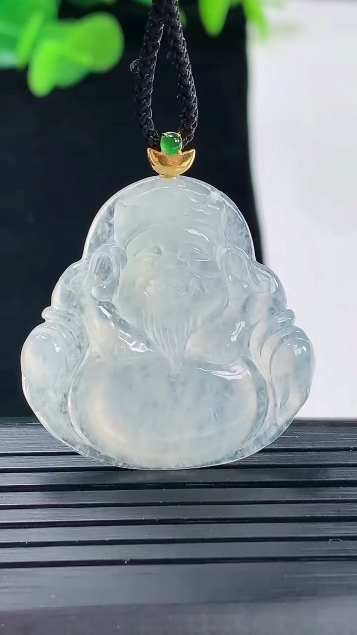 天然A货翡翠种白冰财神爷吊坠尺寸34.7-29.9-5.4重量:8.15g
5月1日