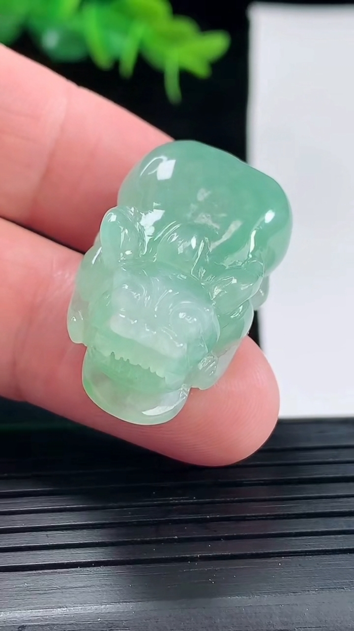 天然A货翡翠貔貅吊坠尺寸33.3-19.8-13.1重量:17.26g
5月1日