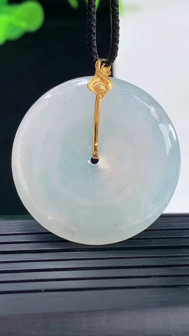 天然A货翡翠种白冰平安扣吊坠尺寸32.7-5.1重量:12.11g
5月1日