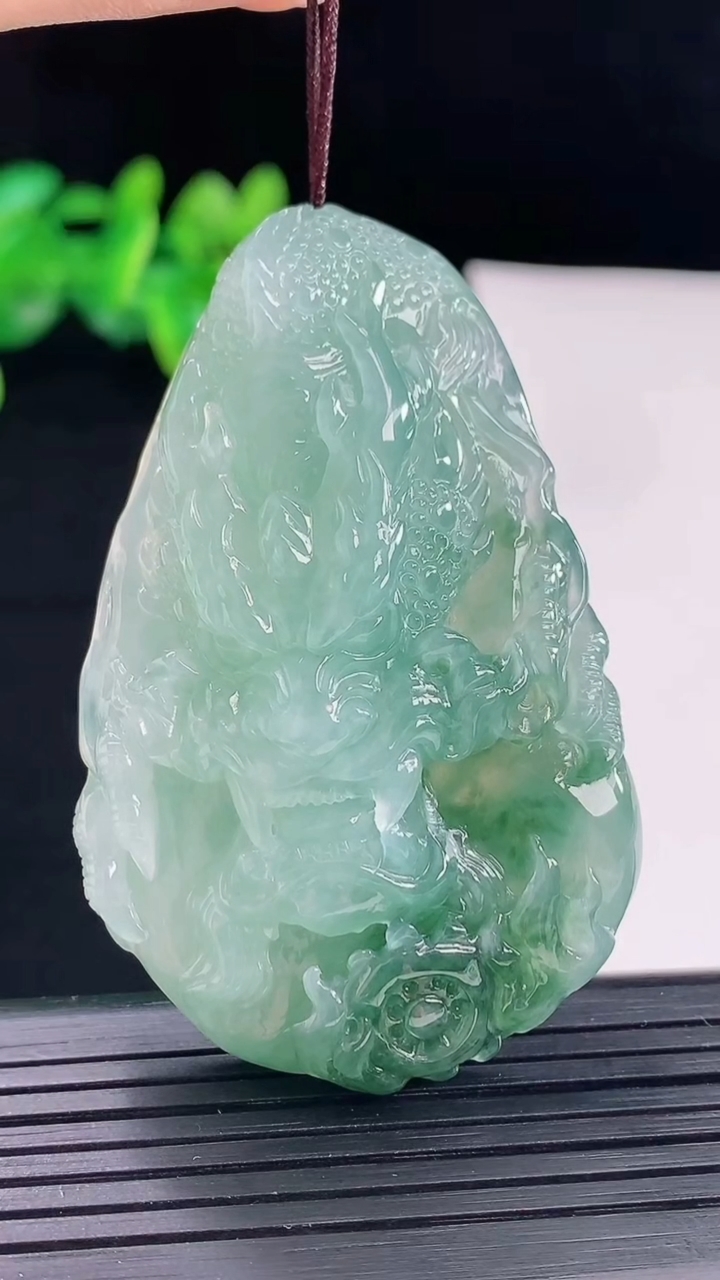 天然A货翡翠飘花龙牌吊坠尺寸58.3-37.6-11.8重量:37.74g
5月1日