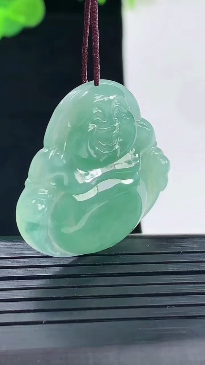 天然A货翡翠佛公吊坠尺寸30-31.4-4.6重量:7.75g
5月1日