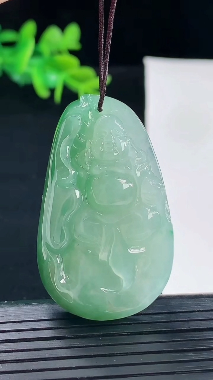 天然A货翡翠逍遥佛吊坠尺寸45.4-27.7-9.8重量:22.00g
5月1日