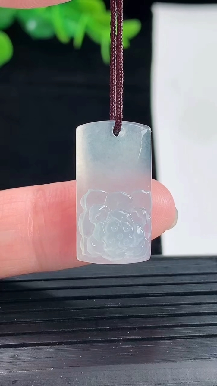 天然A货翡翠和和美美 荷花吊坠尺寸22.9-11.9-6.2重量:3.06g
5月1日