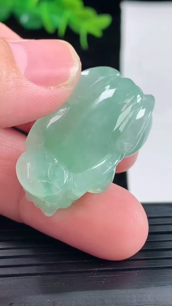 天然A货翡翠貔貅吊坠尺寸33.3-19.8-13.1重量:17.26g
5月1日