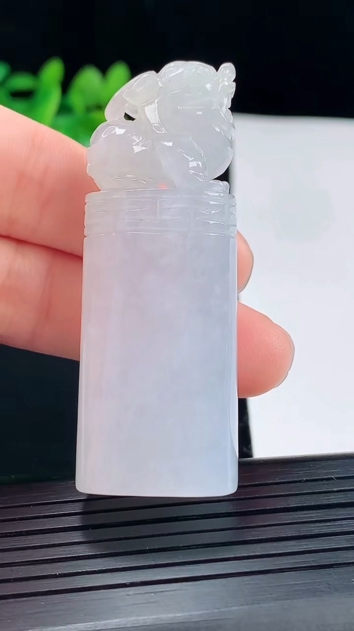 天然A货翡翠貔貅印章尺寸56-20.1-13.6重量:38.05g
5月1日