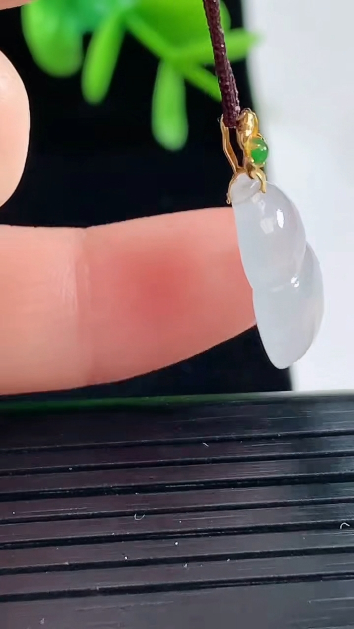 天然A货翡翠18K金飘花葫芦吊坠尺寸21.2-11.6-4.5重量:1.52g
5月1日