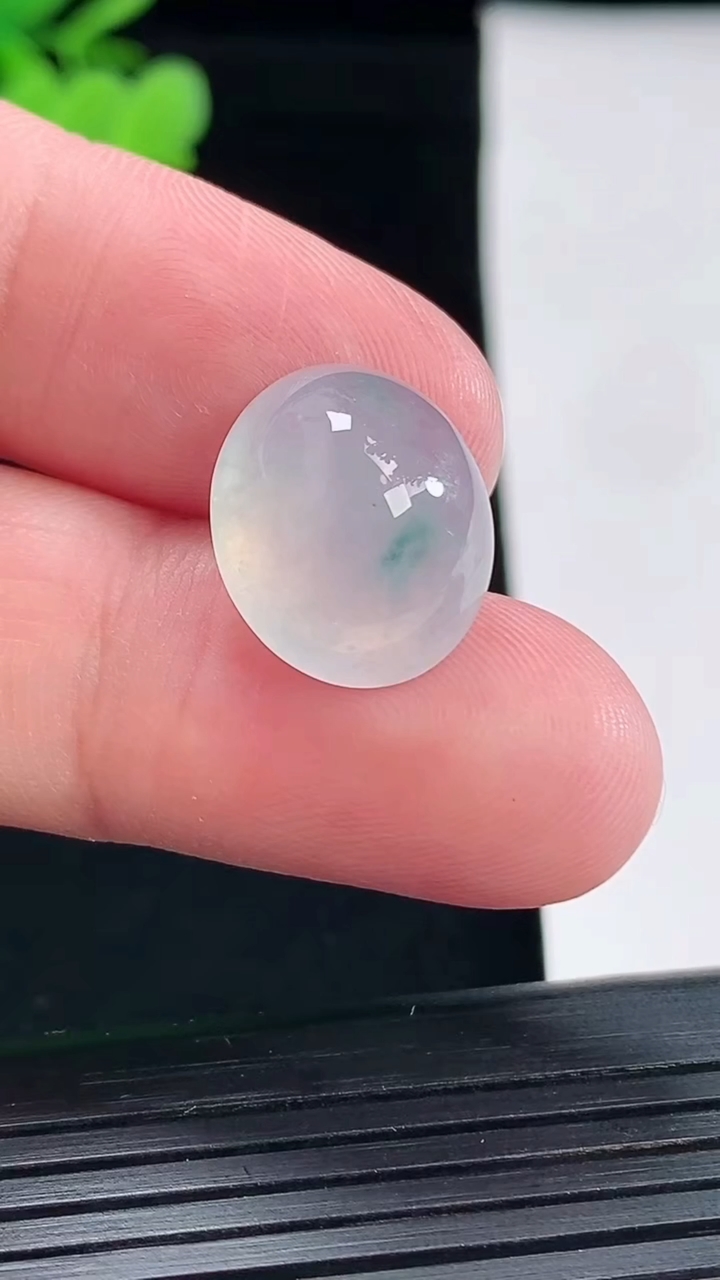 天然A货翡翠冰种飘花蛋面镶嵌件，尺寸16.5-13.5-8.2重量:2.74g
5月1日
