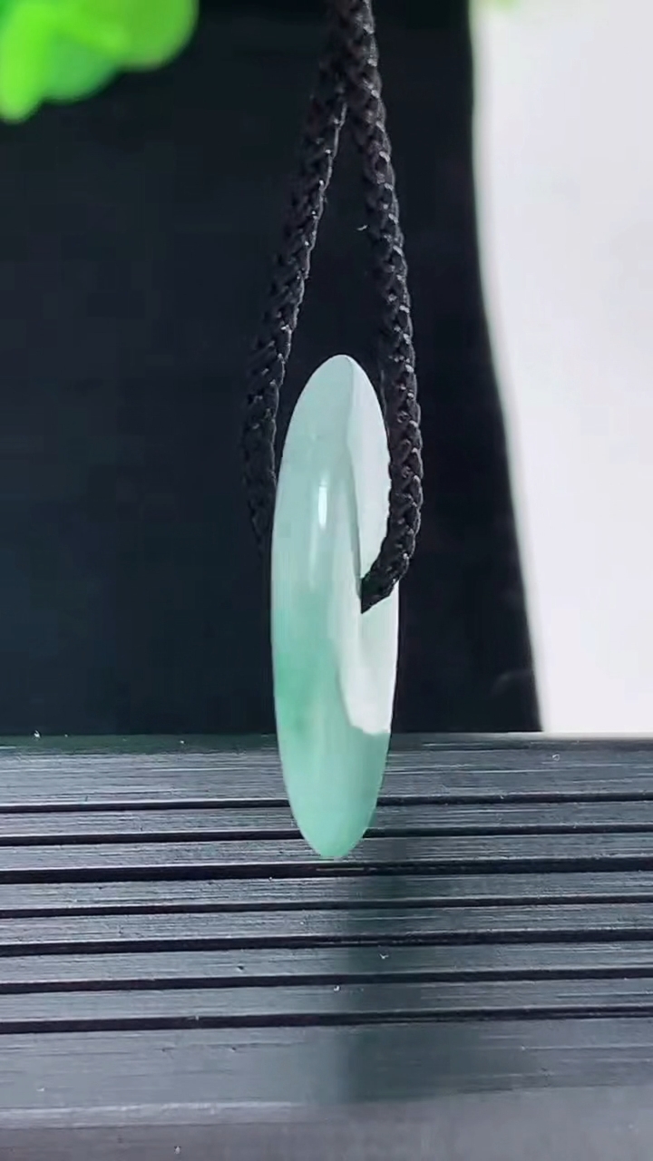 天然A货翡翠飘花平安扣吊坠尺寸22.9-3.4重量:4.12g
5月1日