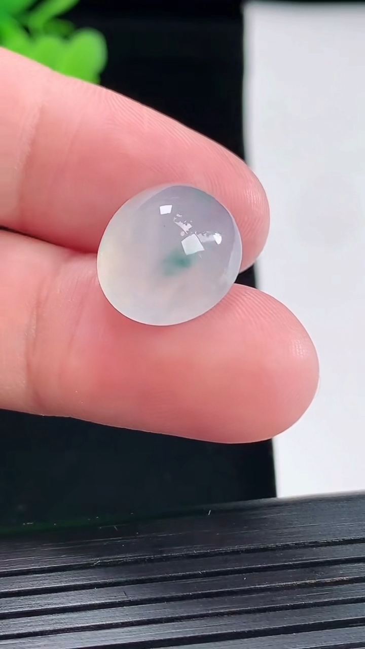 天然A货翡翠冰种飘花蛋面镶嵌件，尺寸16.5-13.5-8.2重量:2.74g
5月1日