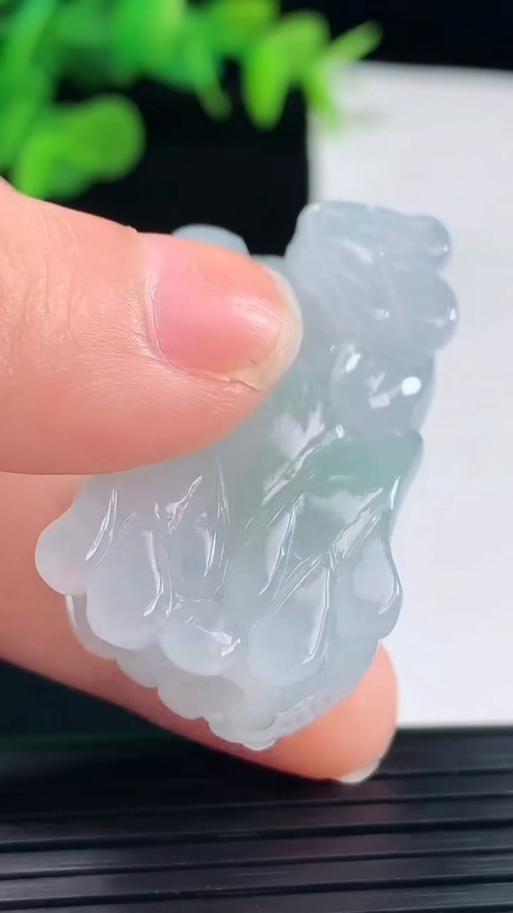 天然A货翡翠貔貅吊坠尺寸38.4-22.6-15重量:29.75g
5月1日