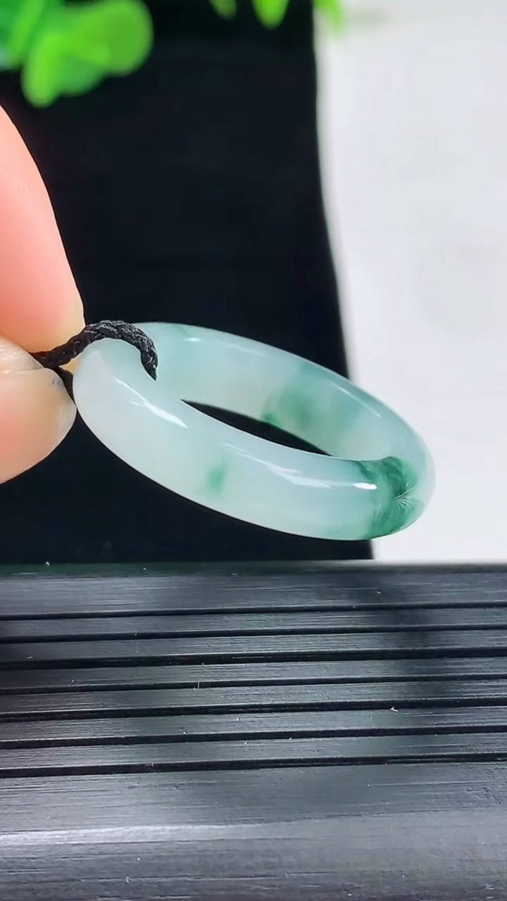 天然A货翡翠飘花指环戒指尺寸19.4-5.4-3.9重量:4.56g2026年5月1日
工厂直销收藏佳品,种好水足，色泽均匀，有种有色，上手高大气！