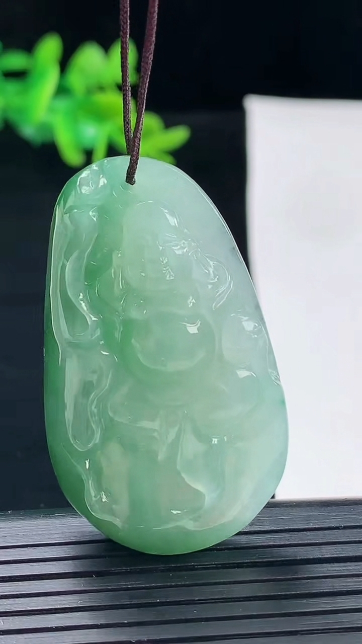 天然A货翡翠逍遥佛吊坠尺寸45.4-27.7-9.8重量:22.00g
5月1日