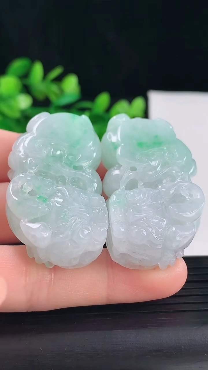 天然A货翡翠霸王貔貅吊坠一对尺寸44.1-24.4-12.8重量:64.39g
5月1日