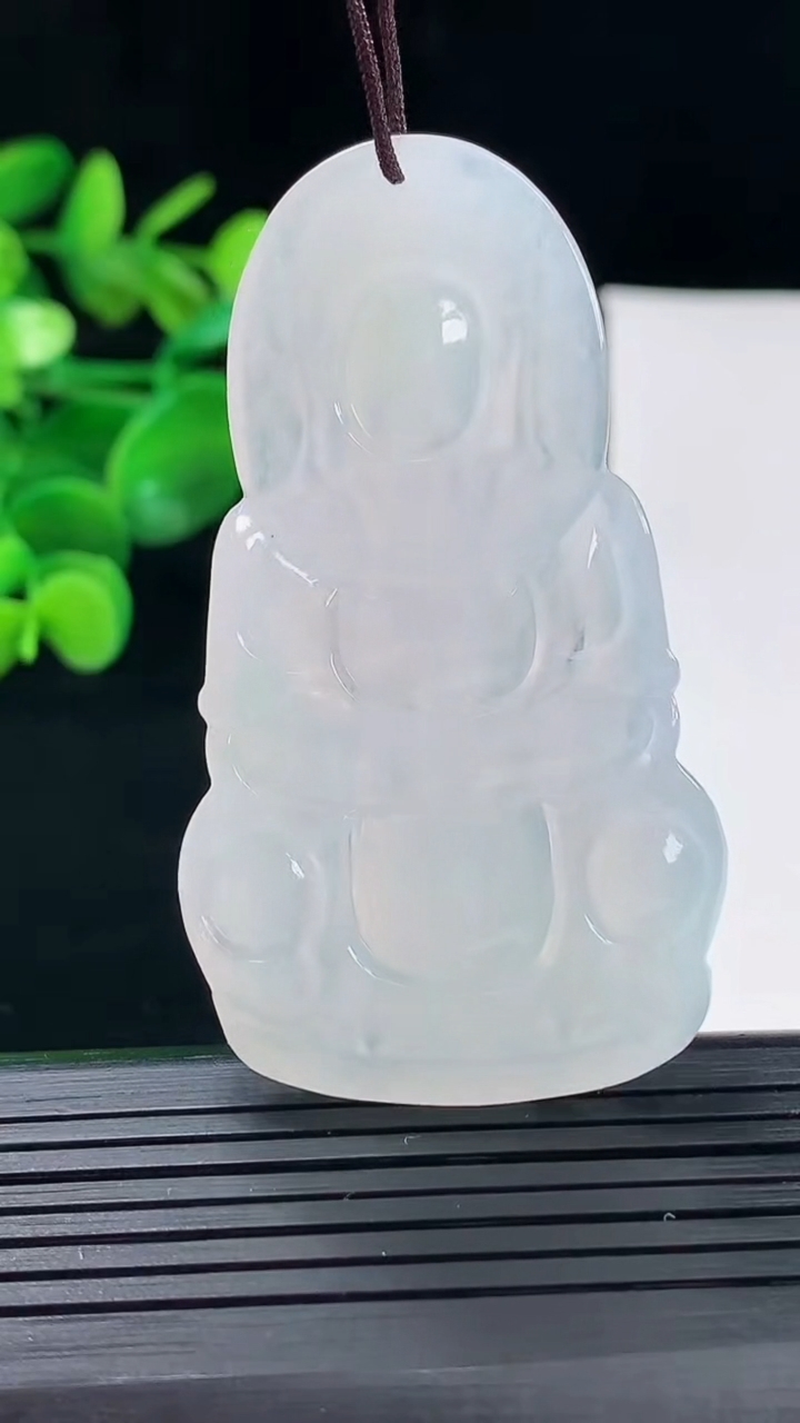 天然A货翡翠观音菩萨吊坠尺寸59.2-34-4.7重量:18.54g
5月1日