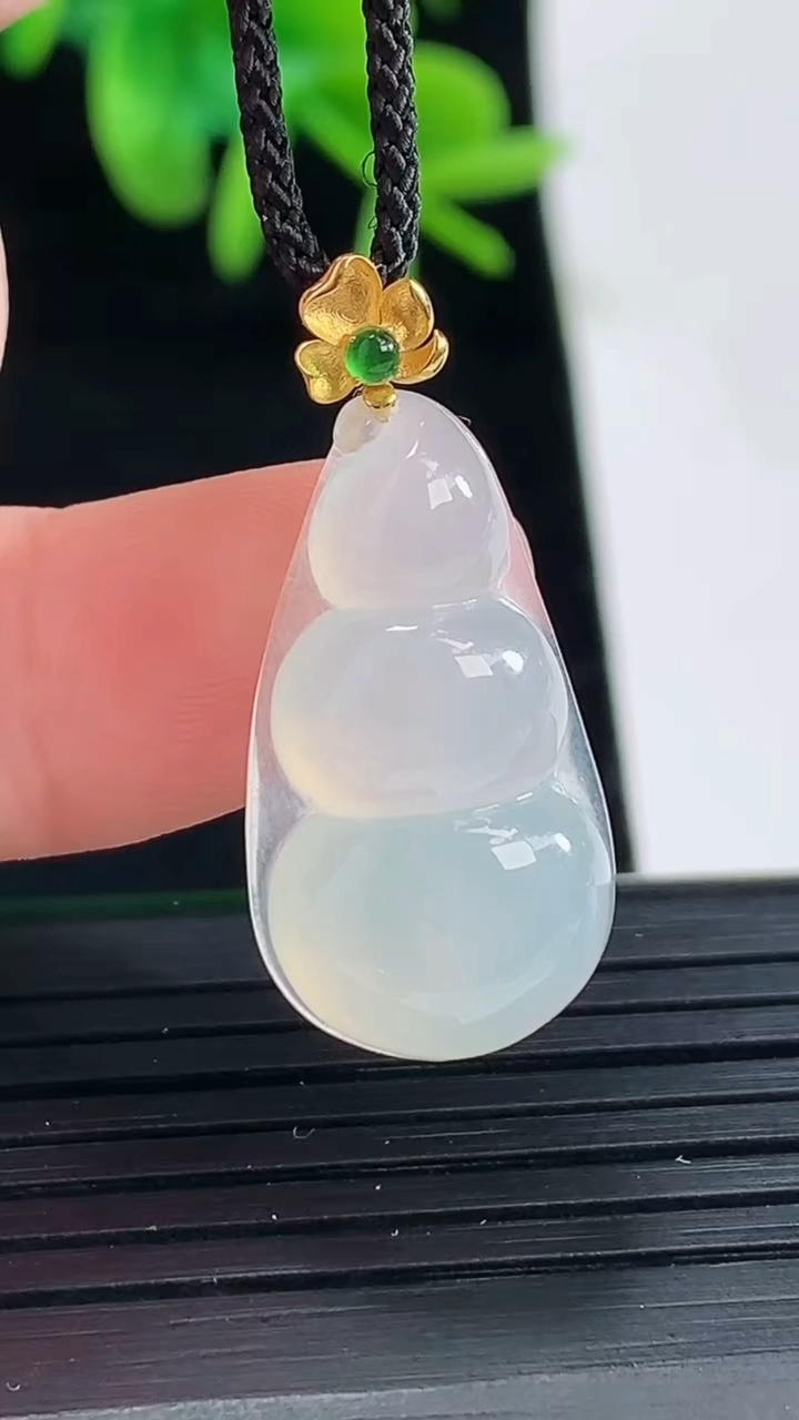 天然A货翡翠福豆吊坠尺寸27.7-12.7-5.5重量:2.75g
5月1日