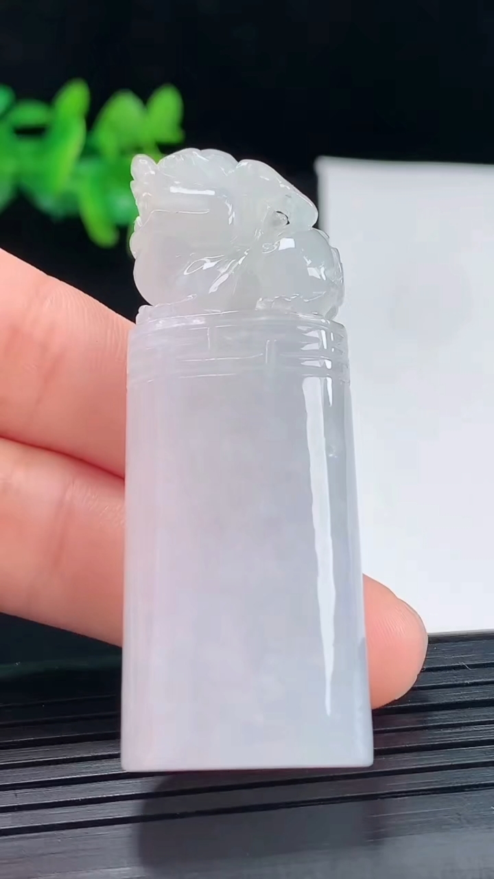 天然A货翡翠貔貅印章尺寸56-20.1-13.6重量:38.05g
5月1日