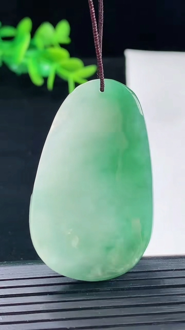 天然A货翡翠逍遥佛吊坠尺寸45.4-27.7-9.8重量:22.00g
5月1日