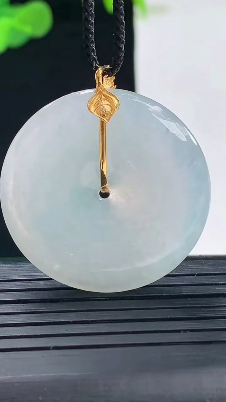 天然A货翡翠种白冰平安扣吊坠尺寸32.7-5.1重量:12.11g
5月1日