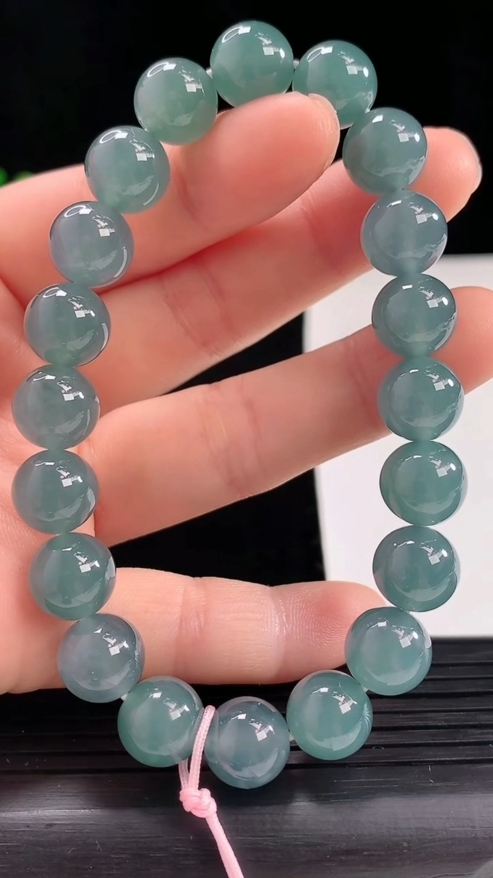 天然A货翡翠蓝水圆珠手串尺寸9.6-20颗重量:33.24g5月1日
工厂直销收藏佳品,种好水足，色泽均匀，有种有色，上手高大气！