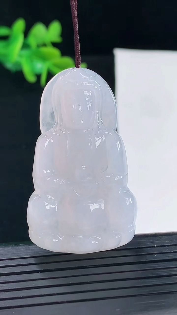 天然A货翡翠观音菩萨吊坠尺寸47-27.3-5.7重量:13.75g
5月1日