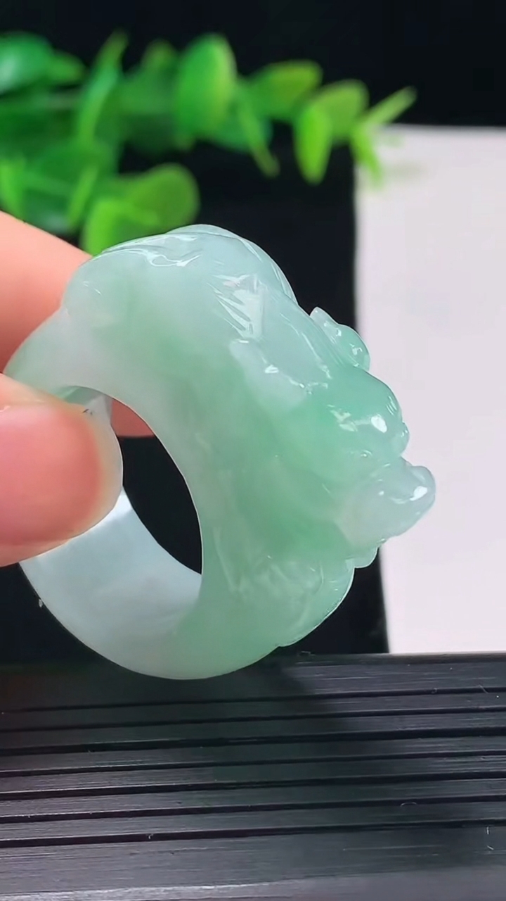 天然A货翡翠貔貅指环 扳指 戒指，尺寸22.6-13.5-12.4重量:28.01g2026年5月1日
工厂直销收藏佳品,种好水足，色泽均匀，有种有色，上手高大气！