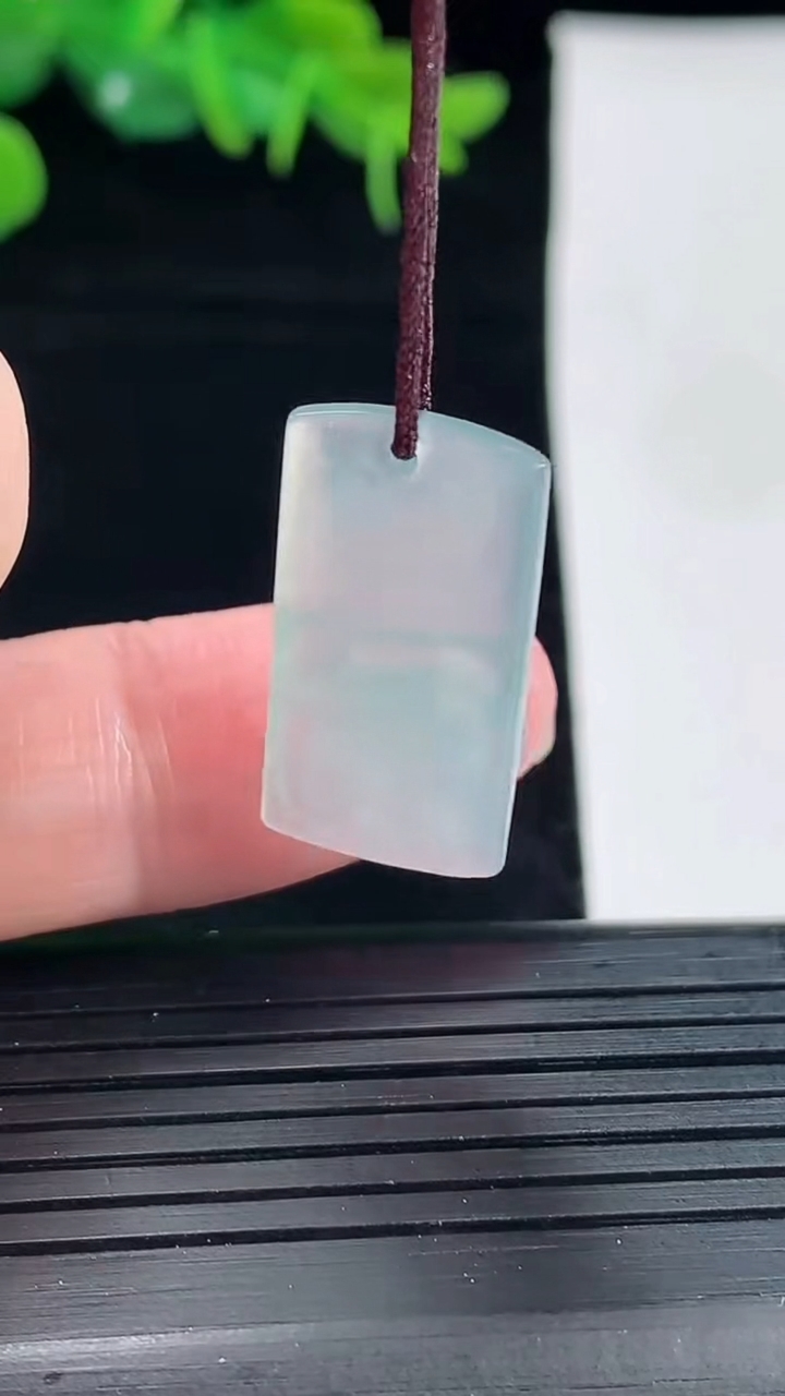 天然A货翡翠和和美美 荷花吊坠尺寸22.9-11.9-6.2重量:3.06g
5月1日