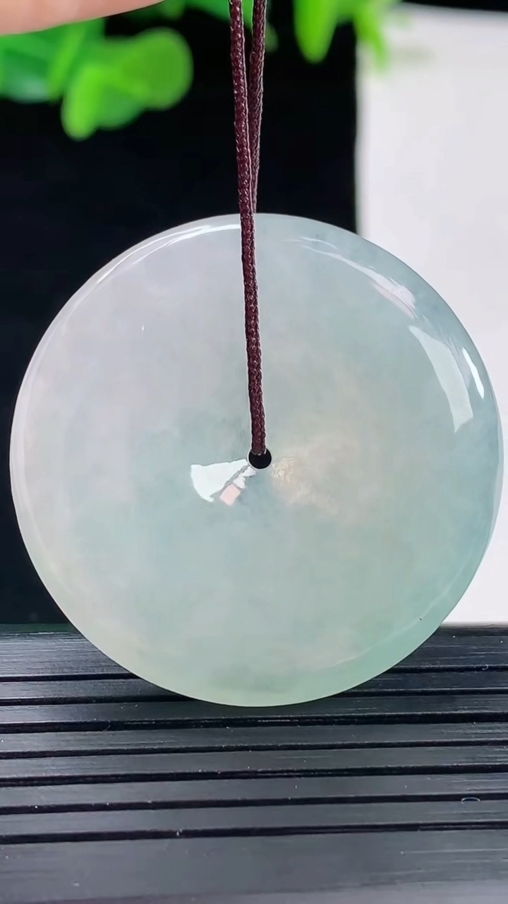 天然A货翡翠平安扣吊坠尺寸36.4-5.8重量:17.15g
5月1日