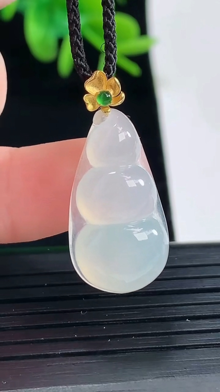 天然A货翡翠福豆吊坠尺寸27.7-12.7-5.5重量:2.75g
5月1日