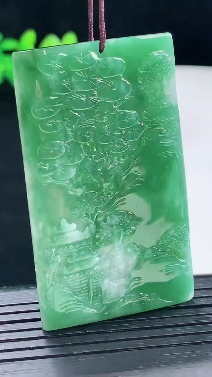 天然A货翡翠山水牌吊坠尺寸56.2-32.3-3.7重量:23.91g
5月1日