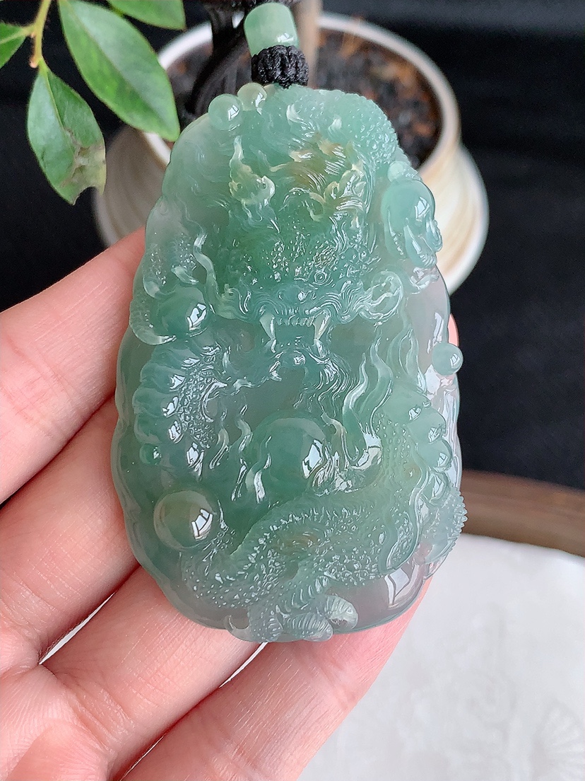 天然A货翡翠晴水飘黄翡龙牌吊坠 
尺寸63.5-39.3-10mm 重量54.89g 0501