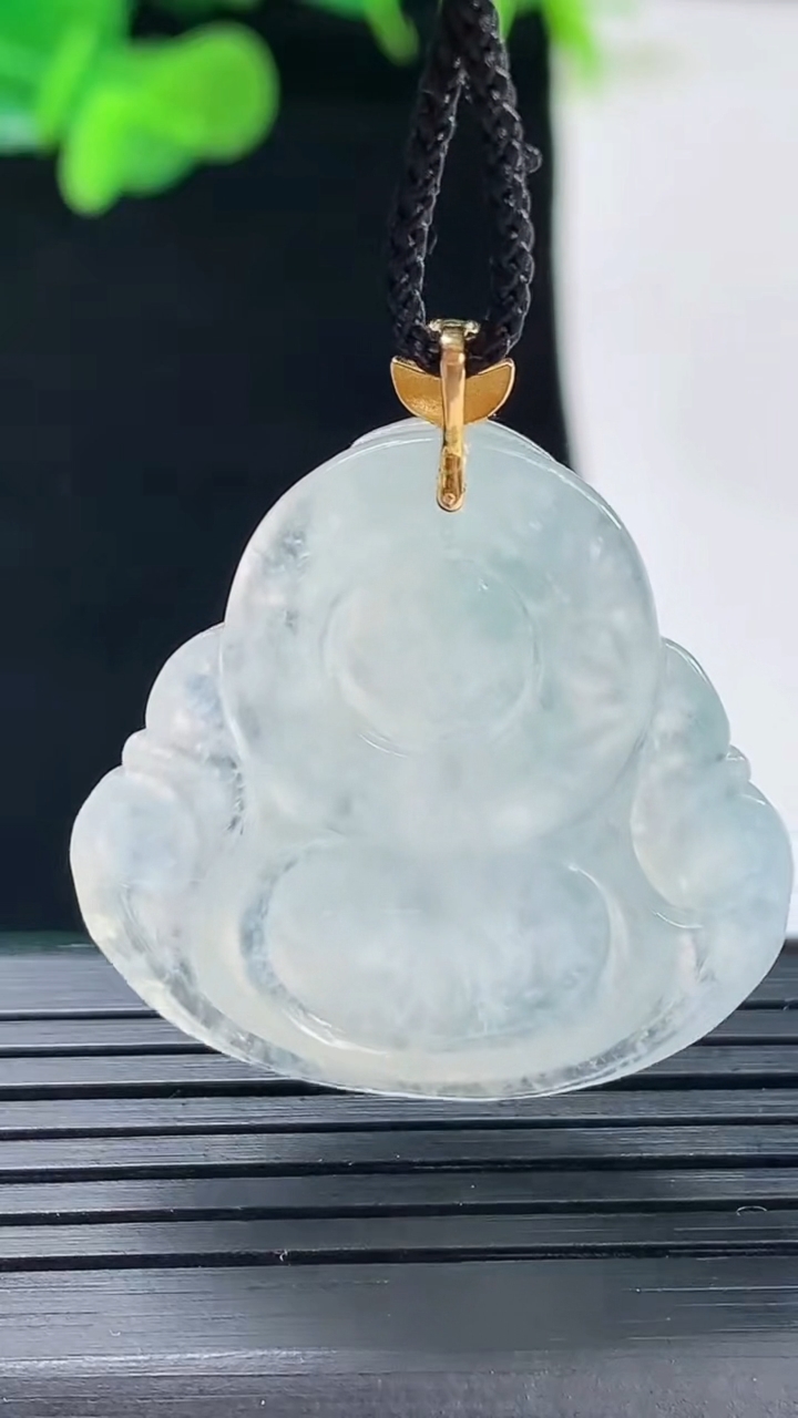 天然A货翡翠种白冰财神爷吊坠尺寸34.7-29.9-5.4重量:8.15g
5月1日