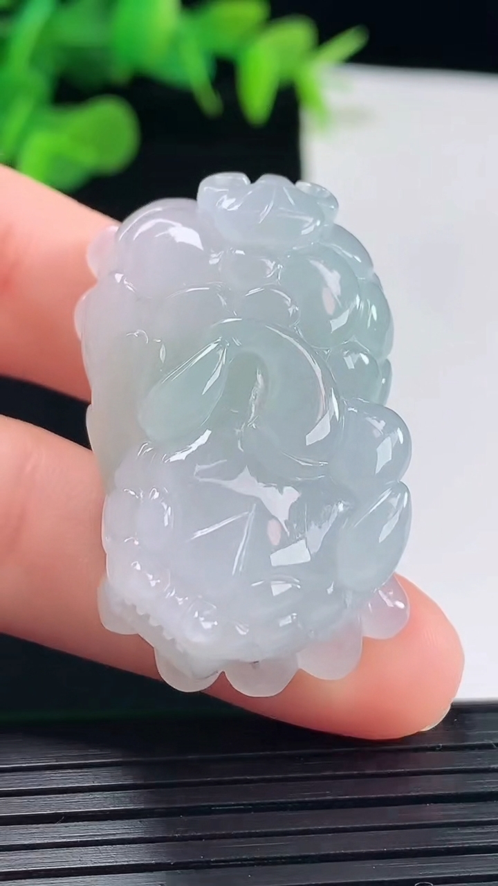 天然A货翡翠貔貅吊坠尺寸38.4-22.6-15重量:29.75g
5月1日