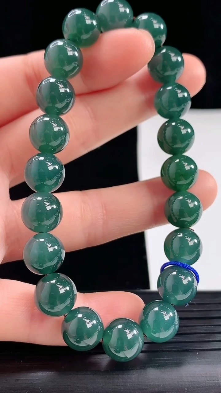 天然A货翡翠蓝水圆珠手串尺寸9.7-20颗重量:33.36g5月1日
工厂直销收藏佳品,种好水足，色