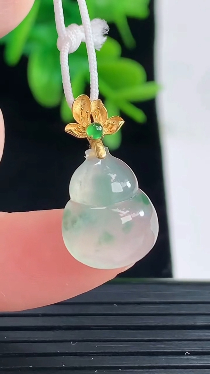 天然A货翡翠18K金飘花葫芦吊坠尺寸21.2-11.9-4.5重量:1.46g
5月1日