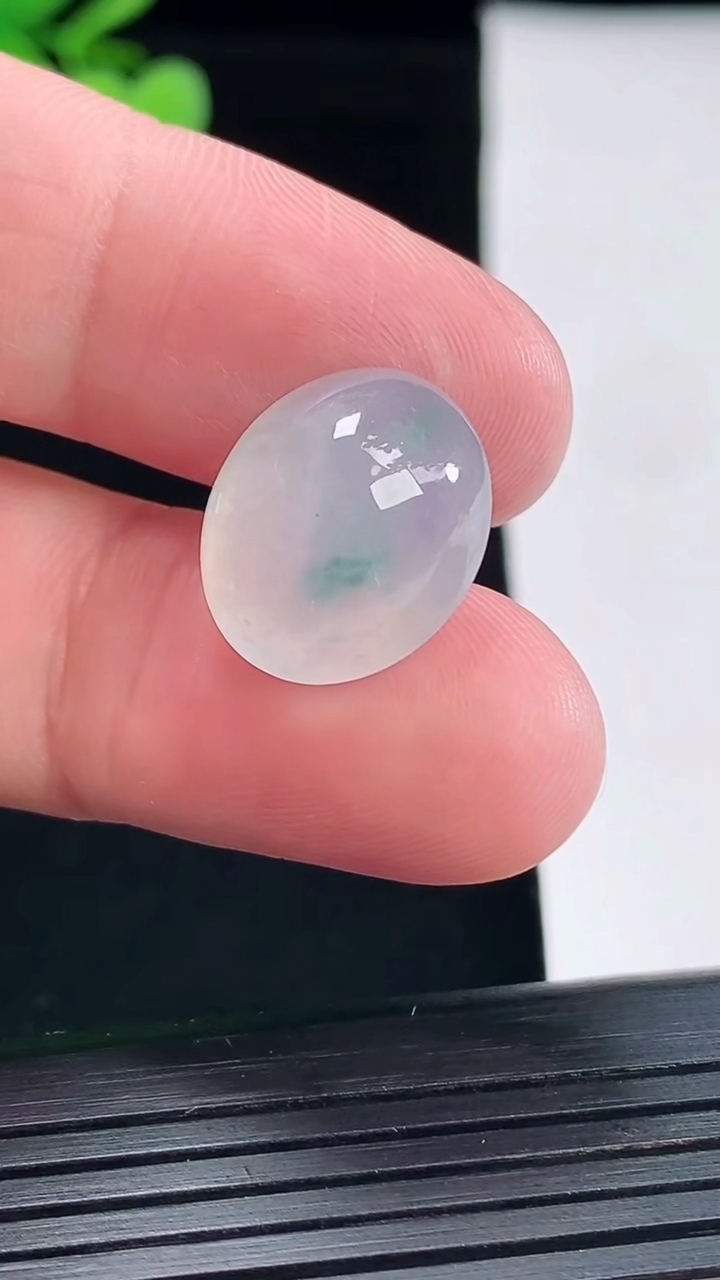 天然A货翡翠冰种飘花蛋面镶嵌件，尺寸16.5-13.5-8.2重量:2.74g
5月1日
