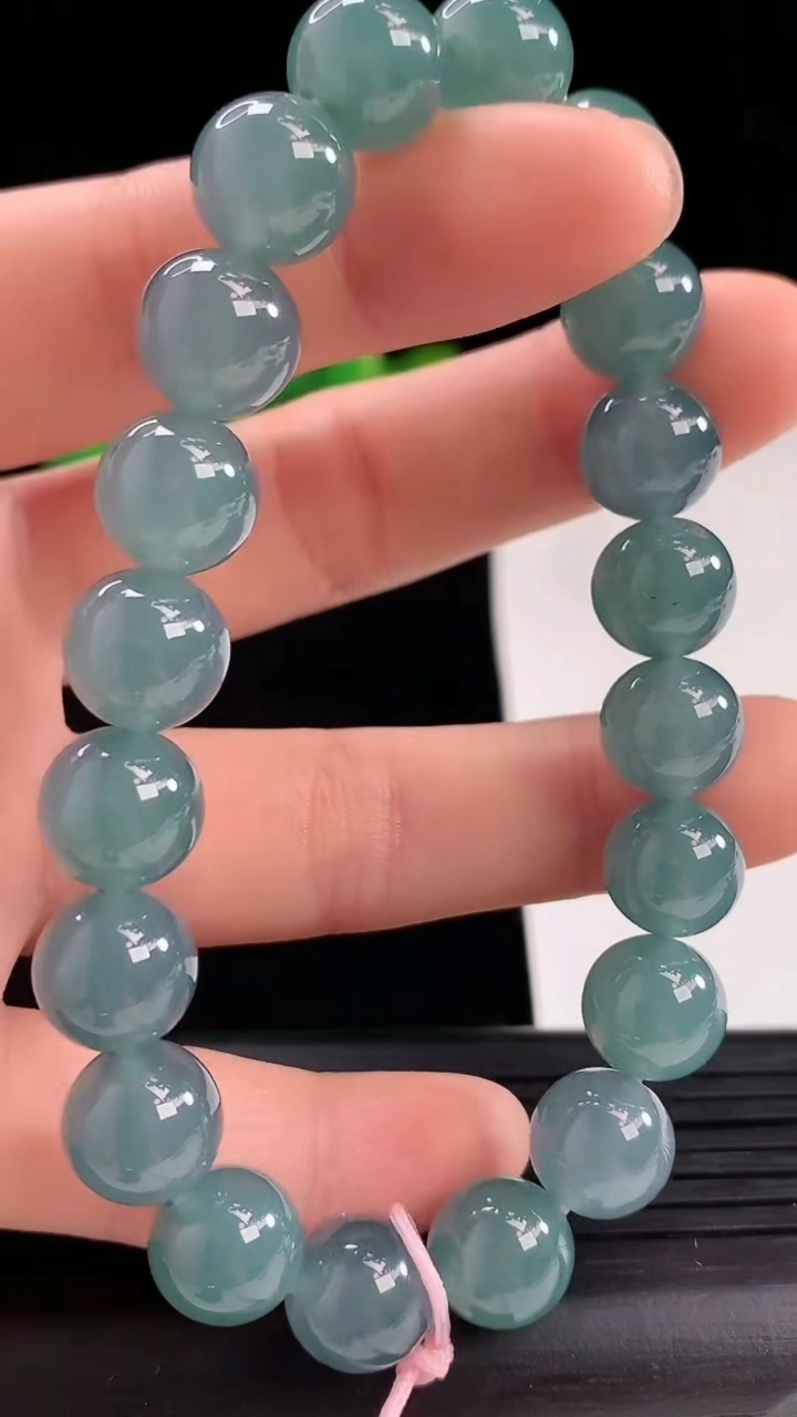 天然A货翡翠蓝水圆珠手串尺寸9.6-20颗重量:33.24g5月1日
工厂直销收藏佳品,种好水足，色泽均匀，有种有色，上手高大气！