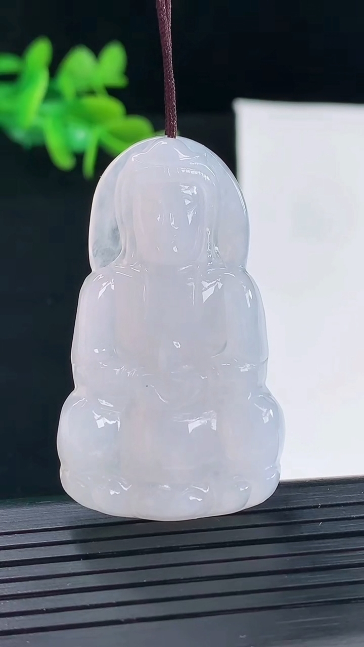 天然A货翡翠观音菩萨吊坠尺寸47-27.3-5.7重量:13.75g
5月1日
