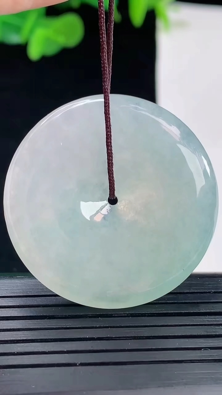 天然A货翡翠平安扣吊坠尺寸36.4-5.8重量:17.15g
5月1日