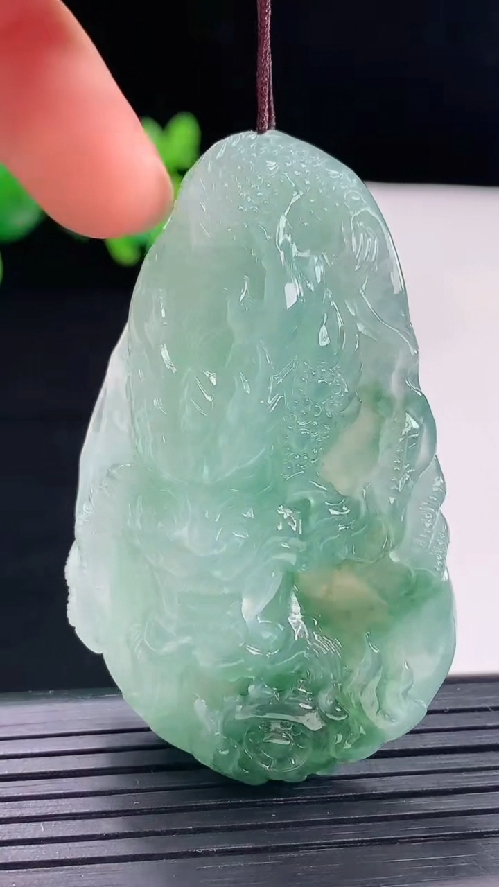 天然A货翡翠飘花龙牌吊坠尺寸58.3-37.6-11.8重量:37.74g
5月1日