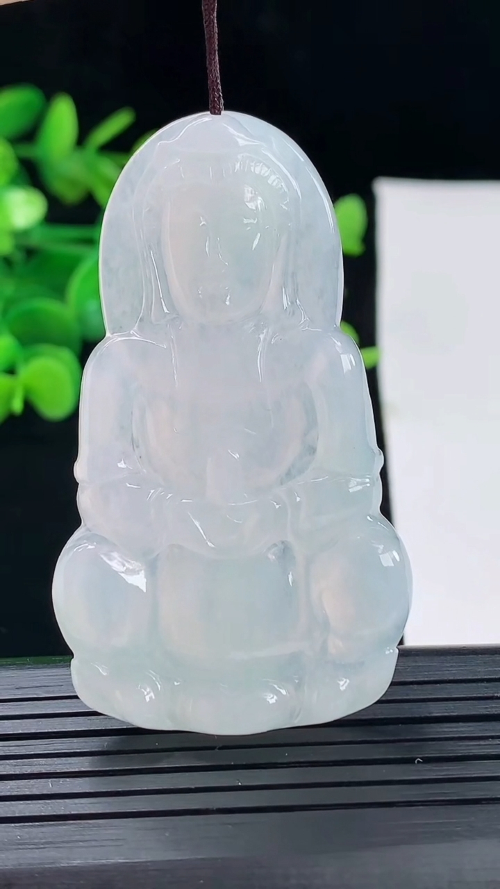 天然A货翡翠观音菩萨吊坠尺寸59.2-34-4.7重量:18.54g
5月1日